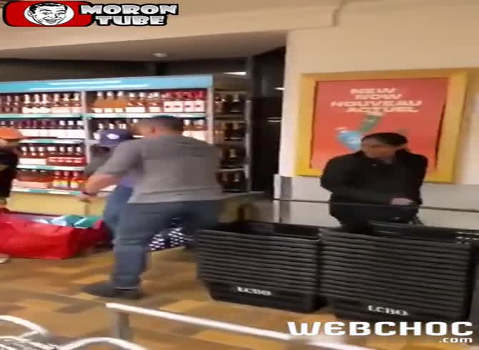 Video :A man attempts to deter shoplifters